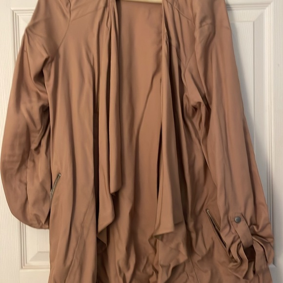 Long asymmetrical light topcoat - Picture 3 of 5